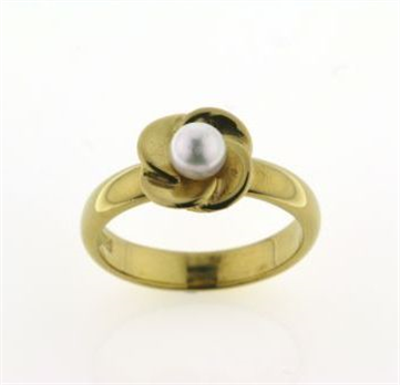Ring, pynt med sv. perle 4½-5 mm. 14 kt.