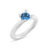 Ring 4 grab. fatning, blå topas (swiss blue) 6,0 mm. 925s.