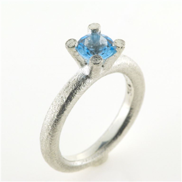 Ring 4 grab. fatning, blå topas (swiss blue) 6,0 mm. 925s.