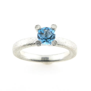 Ring 4 grab. fatning, blå topas (swiss blue) 6,0 mm. 925s.