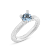 Ring 4 grab. fatning, blå topas (sky blue) 6,0 mm. 925s.