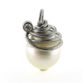 Vedhæng spiral af tråd til South Sea perle 14*16 mm. og brill. 0,10 w/vs. 14 kt. hvg.