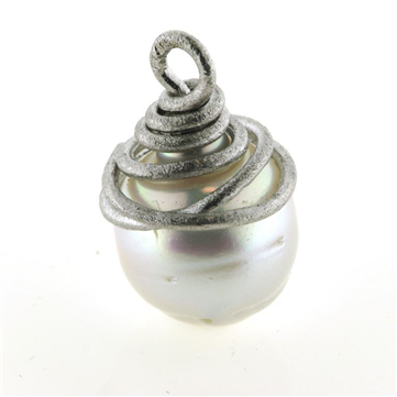 Vedhæng spiral af tråd tahiti perle, lys grå, 15*17 mm.14 kt. hvg.