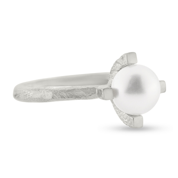 Ring perle, 4 grabber, fv. kult. perle 7½-8 mm. 14 kt. hvg.