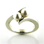 Ring med 2 sv. kulturperler 5½-6 mm 925s