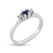 Ring 3 sten, 1 safir  0,10 ct., 2* brill. a 0,03 w/vs. 14 kt. hvg.