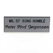 Navneskilt plade, sølv med sort skrift, 55*20 mm.