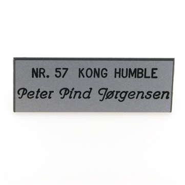 Navneskilt plade, sølv med sort skrift, 55*20 mm.
