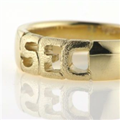 Herrering, massiv med udsavet monogram, guld