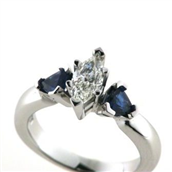 Ring med diamant marquise cut 0,47 ct. w/vs1 + 2 safirer trillion cut a 0,28 ct. 14 kt. hvg.