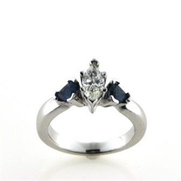 Ring med diamant marquise cut 0,47 ct. w/vs1 + 2 safirer trillion cut a 0,28 ct. 14 kt. hvg.