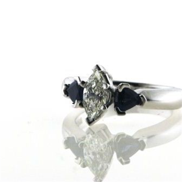 Ring med diamant marquise cut 0,47 ct. w/vs1 + 2 safirer trillion cut a 0,28 ct. 14 kt. hvg.