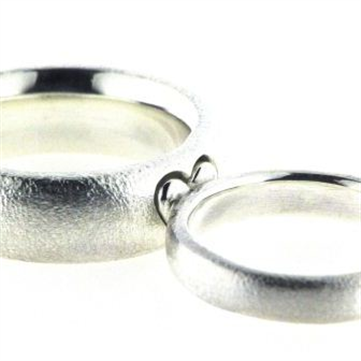 Ringe sølv, herrering 7,2 mm., damering 3,9 mm. med brill. 0,01 w/vs.