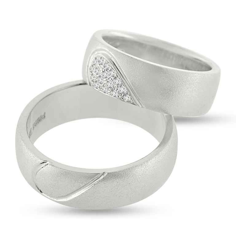 koste Savvy skuffe 1 par ringe med ½ hjerte på hver ring, i damering paveret 16 brill. a 0,01  w/vs. 925s | Pind J. Design - Køb hos pindj.dk