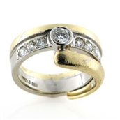 Ring 7 brill. a ca. 0,50 + 6* 0,10 ct. w/vs. 14 kt. + 14 kt. hvg.