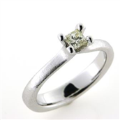 Ring med diamant princess cut, 4,3*4,3 mm. ca. 0,45 ct.  14 kt. hvg.