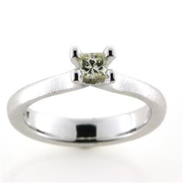 Ring med diamant princess cut, 4,3*4,3 mm. ca. 0,45 ct.  14 kt. hvg.