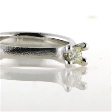 Ring med diamant princess cut, 4,3*4,3 mm. ca. 0,45 ct.  14 kt. hvg.