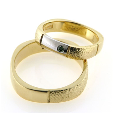 1 par ringe, hr. ring br. 5 mm. D-ring med hvg. fattet 1 brill. 0,03 ct. green, 14 kt.