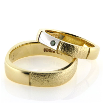 1 par ringe, hr. ring br. 5 mm. D-ring med hvg. fattet 1 brill. 0,03 ct. green, 14 kt.