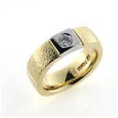 Ring 2 farvet, br. 5,8 mm., brill. 0,20 w/vs. 14 kt.