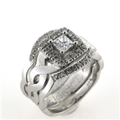 Ring 3 delt fattet med princess cut 0,40 tw/vs. + 16* 0,015 w/vs. + 18* 0,01 w/vs. 14 kt. hvg.