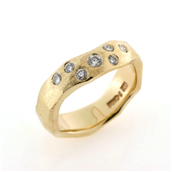 Ring organisk, barket overflade, 1 brill. a 0,06 ct. + 6 brill. a 0,04 ct.