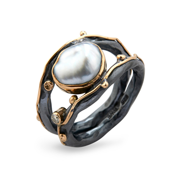 By Birdie Dubeca Keshi ring sort rhodineret sølv m.14kt, perle og 0,05 ct brillant (str. 48-60)