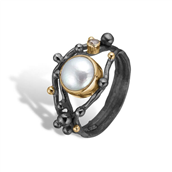 By Birdie Urban Harlem Buds Perle ring sort rhodineret sølv m.14 kt guldpynt og ferskvandsperle + 0,05 ct. diamant (str. 52-60)