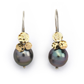 By Birdie Lunar ørebøjle sort rhodineret sølv m.14kt guld og Tahiti perler