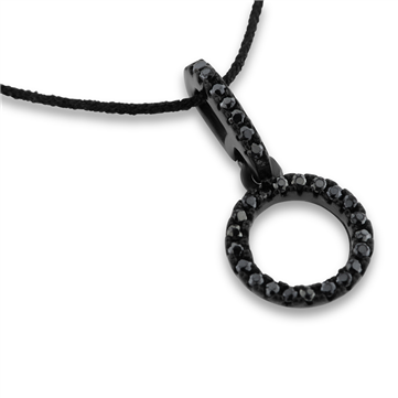 Classic by Pind halskæde med cirkel vedhæng sort rhodineret med sorte zirkonia
Halskæde sort silkesnor med sølv lukning.
Kæde fås i længde 40 og 45cm.