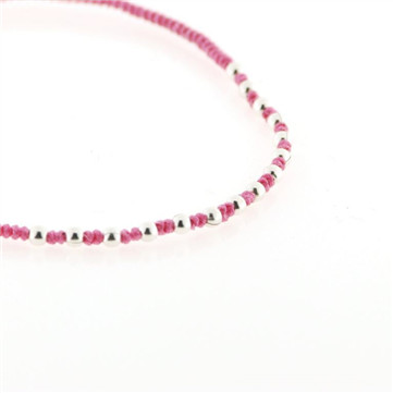 By Pind Colorful knyttet armbånd pink med sølv kugler